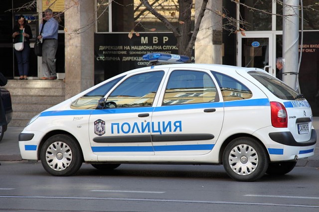 800px-Polizeiauto_in_Sofia_Renault_2012_PD