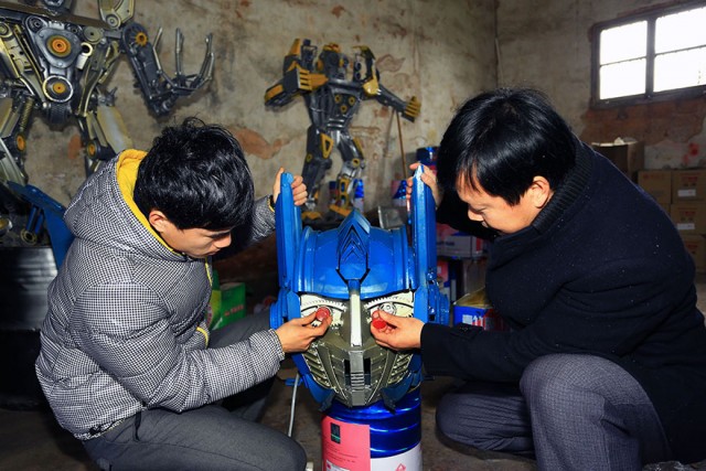 recycled-scrap-metal-sculpture-transformers-father-son-farmer-china-6